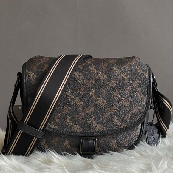 C5383 - Coach Hitch Crossbody with Horse and Carriage Print - Picture 4 of 14